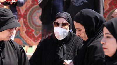 بالبكاء.. أسرة أحمد حلاوة تودع الراحل إلى مثواه الأخير