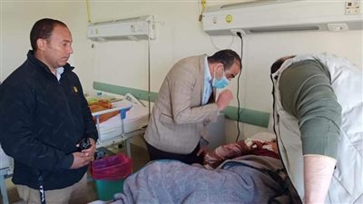محافظ المنيا يتابع الحالة الصحية لمصابي حادث الصحراوي الغربي بملوي 