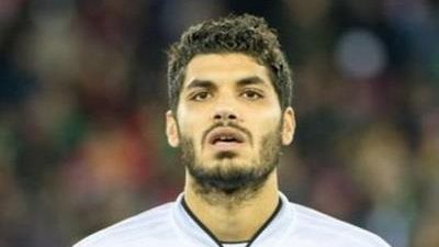 علي جبر يجاور ياسر إبراهيم في دفاع المنتخب أمام السنغال