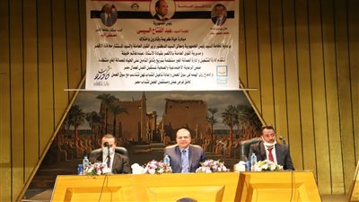 سعفان يسلم 2216 وثيقة تأمين تكافلي للعمالة غير المنتظمة بالأقصر