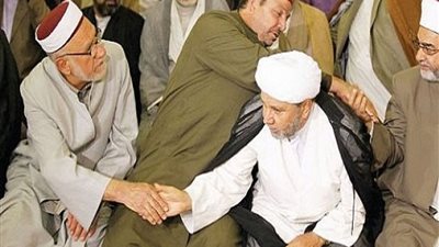 هل المصافحة بعد انتهاء الصلاة بدعة؟.. الإفتاء توضح