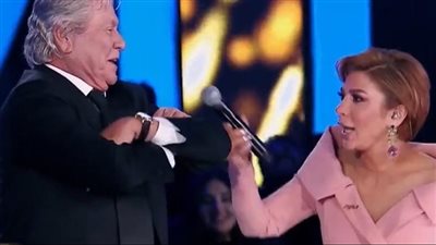 أصالة تغازل حسين فهمي بـ الدوم: العيون الحلوة دي طلعت حقيقية