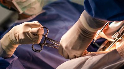 نزيف مجهول.. سيدة تتهم مركزًا طبيًا شهيرًا بالهرم في وفاة ابنتها بعد 24 ساعة من الولادة