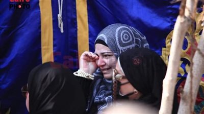 بث مباشر | انهيار أسرة أحمد حلاوة خلال توديع جثمانه إلى مثواه الأخير بمقابر العائلة