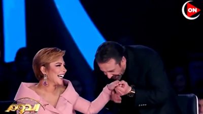 كريم عبد العزيز يقبل يد أصالة في آخر حلقة من برنامج الدوم