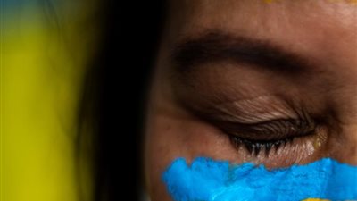 أوقفوا الحرب.. مواطنون حول العالم يحملون لافتات لدعم أوكرانيا في حربها ضد روسيا