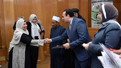 نائب محافظ الأقصر يكرم صفاء عربي الأم المثالية عن المحافظة