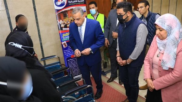 محافظ سوهاج يسلم