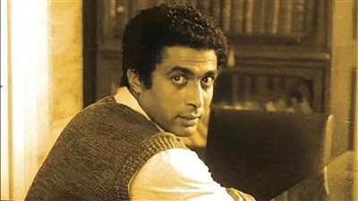 في ذكرى وفاته الـ 17.. لقطات عن حياة أحمد زكي نسردها من أمام مقبرته | بث مباشر