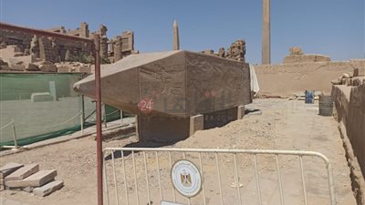 ننشر أول صورة لأعمال رفع مسلة حتشبسوت في معابد الكرنك