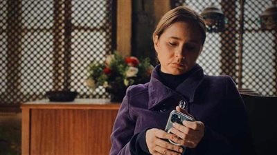 نيللي كريم فقيرة في فاتن أمل حربي وتحمل أيفون 12 برو ماكس