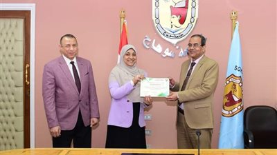 كن سفيرًا.. رئيس جامعة سوهاج يكرم سفراء الاستدامة | صور