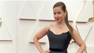 ريا أبي راشد تستعرض إطلالتها على ريد كاربت حفل توزيع جوائز الأوسكار 2022