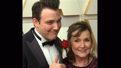 أحد المرشحين لجوائز الأوسكار 2022.. المخرج بين براودفوت يصطحب والدته على السجادة الحمراء