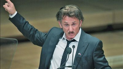 شون بن يهدد بصهر تماثيل الأوسكار إذا لم يتحدث الرئيس الأوكراني في الحفل