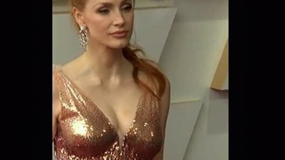 النجمة جيسيكا شاستاين تخطف الأضواء على السجادة الحمراء بـ جوائز أوسكار 2022