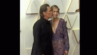 جوائز أوسكار 2022.. قبلة من جوش برولين لزوجته كاثرين على السجادة الحمراء