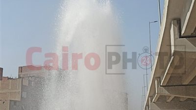 نافورة وسط الشارع.. انفجار ماسورة مياه بمنطقة أرض اللواء 