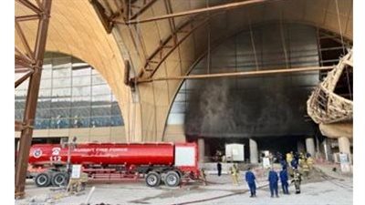 حريق ضخم بمطار الكويت الجديد.. وسيارات الإطفاء تكافح النيران | فيديو