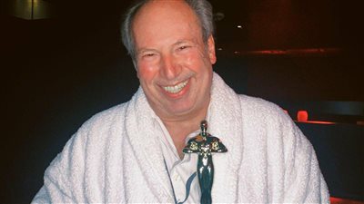 بـ البورنس.. هانز زيمر يحتفل بحصوله على جائزة أفضل موسيقي في حفل الأوسكار