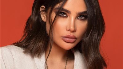 إنجي خوري تثير الجدل مجددًا بصور عارية وتحذفها بعد كثرة الانتقادات (فيديو)