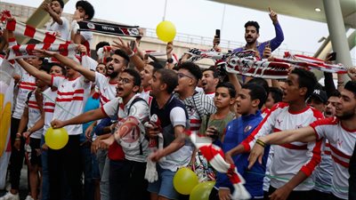 استقبال أسطوري من جماهير الزمالك للاعبي فريق اليد بمطار القاهرة بعد التويج بلقب أفريقيا (صور)