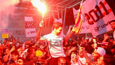 بالشماريخ.. جماهير الزمالك تستقبل فريق اليد بمطار القاهرة بعد التتويج بلقب إفريقيا (صور)