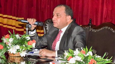 رئيس جامعة بني سويف يُعلن ترقية 1500 موظفًا ويوجه بسرعة تطبيق الحد الأدنى