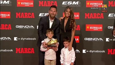 ميسي يتسلم الحذاء الذهبي السادس فى تاريخه ونجله ماتيو يخطف الأضواء منه (صور)