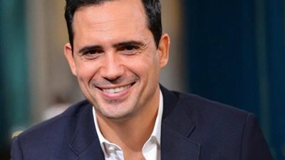 ظافر العابدين: “تشرفت بمقابلة ملكة السويد.. سعيد بالملهمة ثريا إسماعيل” (صور)