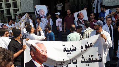 بعد تغيير اسم الكلية دون علمهم.. طلاب “العلوم الطبية” يستغيثون بالسيسي: “مستقبلنا فى خطر”