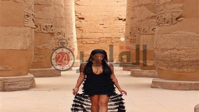 تم ترحيلها إلى بلادها.. قصة سائحة أمريكية خلعت ملابسها مرتين للتصوير داخل معبد الكرنك (صور)