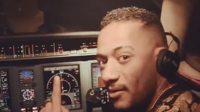 كيف تعامل محمد رمضان مع قرار فصل طيار عن العمل مدى الحياة بسببه؟ (فيديو)