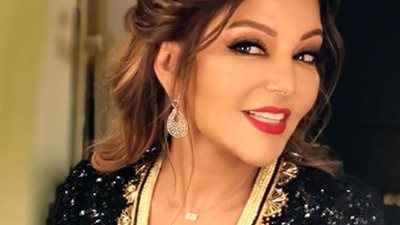 بقفطان أسود.. سميرة سعيد تحتفل بيوم المرأة العماني في دار أوبرا مسقط (صور)