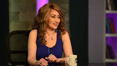 رغم وفاة والدها.. إيناس مكي مستمرة في عرض مسرحيتها “سحر الأحلام”