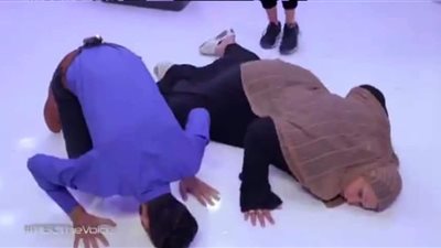 والدة متسابقة مصرية في “the voice” تسقط على الأرض لإعجاب المدربين بصوت ابنتها (فيديو)