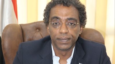 تكريم الدكتور “أحمد عواض” بمهرجان الفنون والفلكلور الأفروصينى