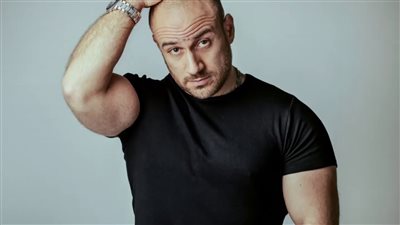 أحمد مكي ينشر صورة لوالده قبل وفاته ويترجى جمهوره في الإستجابة لطلبه