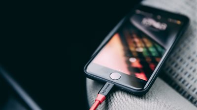 تطوير بطاريات الهواتف الذكية لمنع انفجارها