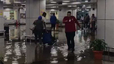 غرق صالات مطار القاهرة بسبب الأمطار الغزيرة (فيديو)