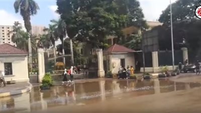 برك المياه تحاصر بوابات جامعة القاهرة بسبب السيول (فيديو)