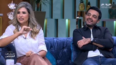 من هي آيات أباظة زوجة عمرو محمود ياسين التي أبكته على الهواء (فيديو)