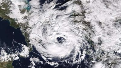 موعد انتقاله لغزة.. مشاهد جديدة تُظهر تفتت إعصار ميديكين وخروجه من مصر (فيديو وصور)