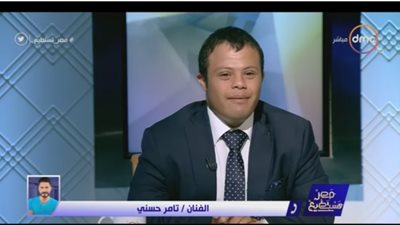 يعمل باحث.. تامر حسني يحقق أمنية طفل من أصحاب متلازمة داون بالتمثيل معه (فيديو)