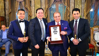 خلال تكريمه بـ”صالون المحور”.. المرشدي يروي قصة نجاحه: والدتي كونت شخصيتي (صور)