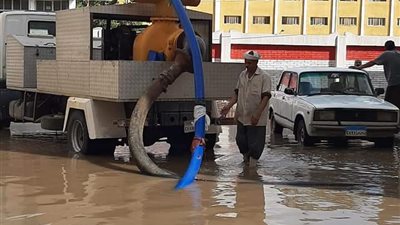 رئيس المحمودية يتابع أعمال إزالة مياه الأمطار من محيط المدارس (صور)