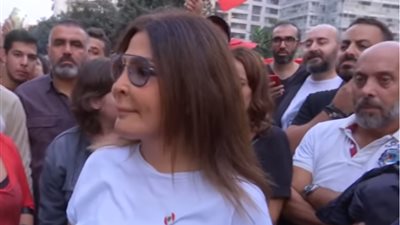 إليسا: فخورة بالشعب اللبناني ووحدتهم.. وأطالب سعد الحريري وحكومته بالاستقالة (فيديو)