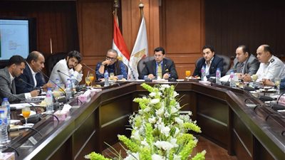 وزير الرياضة يجتمع باللجنة المنظمة للبطولة الإفريقية (صور)