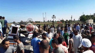 “النقل”: مصرع وإصابة 8 مواطنين بعد إقتحام سيارة نصف نقل شريط السكة الحديد ‎بالأقصر
