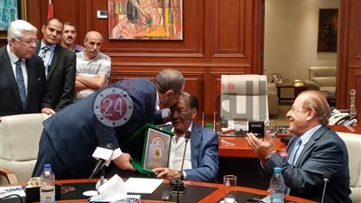 على هامش اتفاقية علاوة القطاع الخاص.. وزير القوى العاملة يقبل رأس رجل الأعمال محمد فريد خميس